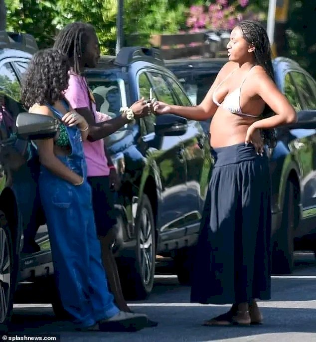 Mixed Reactions Trail Pictures Of Obama's Daughter, Sasha, Smoking In Public