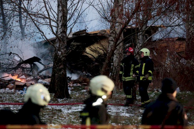 Plane crashes into house k!lling one person (video)